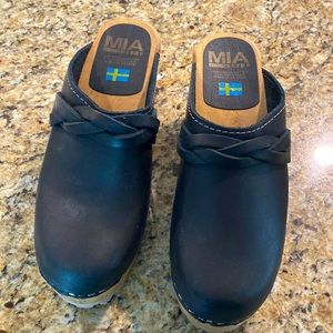 Mia Elsa leather black clogs